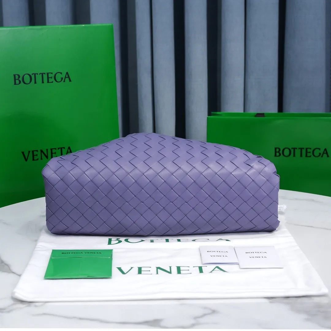 🔥🔥The counterattack of the popular Bottega Veneta started with this series of cloud bags, which went viral in the fashion circle and started a craze! Out of stock, out of stock, out of stock... One piece is hard to find, super hard to buy, regardless of age, season, or occasion. Very classy. Really, if you carry this on the road, it will turn heads! This is also the reason why this series is so expensive. Large size: 38*20*8.5cm [Big Cloud Weave] Burgundy